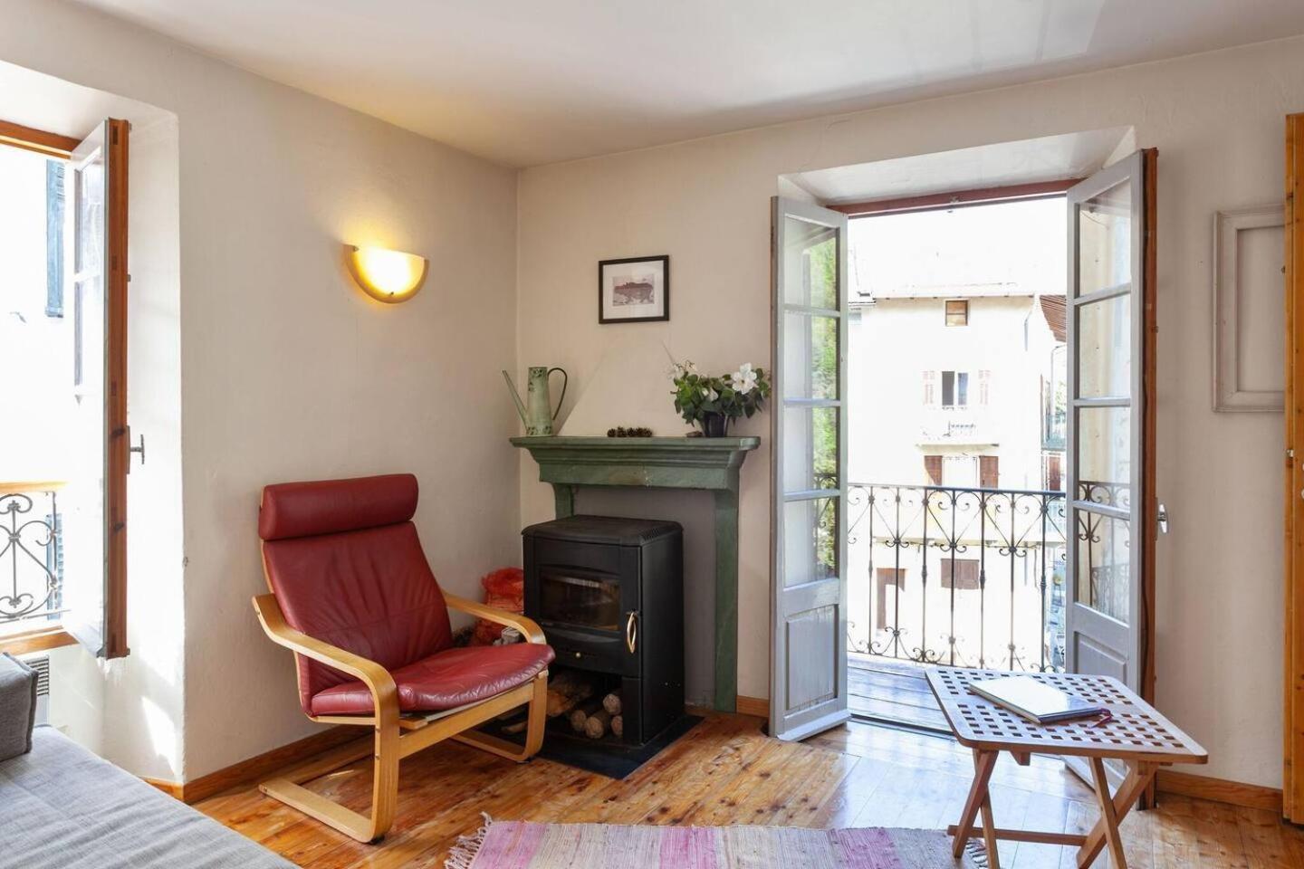 Sunny 1-Bed Apartment In Lovely Mountain Village La Brigue Exterior foto